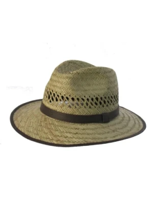 Kapelusz słomkowy fedora, doskonale chroni głowę przed słońcem.
