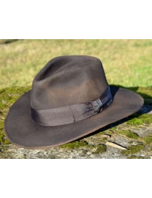 Oryginalny kapelusz Indiana Jones postarzany, podpalany.