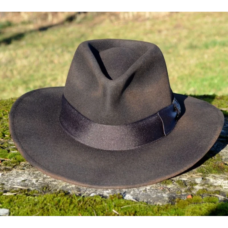 Kapelusz Old Indiana Jones Palony w kolorze ciemny brąz palony – fedora z głębokim szczypaniem z przodu, szeroką ciemną taśmą rypsową i przypalonym brzegiem ronda