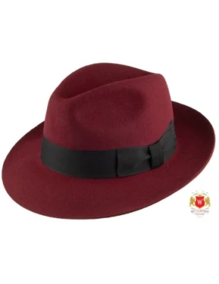 Elegancki, wełniany, bordowy kapelusz męski w stylu fedora.