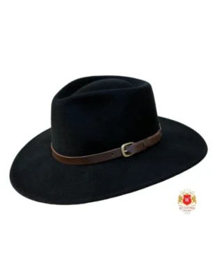 Kapelusz fedora z szerokim rondem oraz wysoką główką. Skoczów