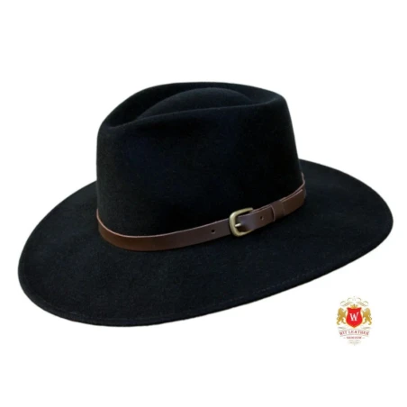 Kapelusz fedora z szerokim rondem oraz wysoką główką. Skoczów